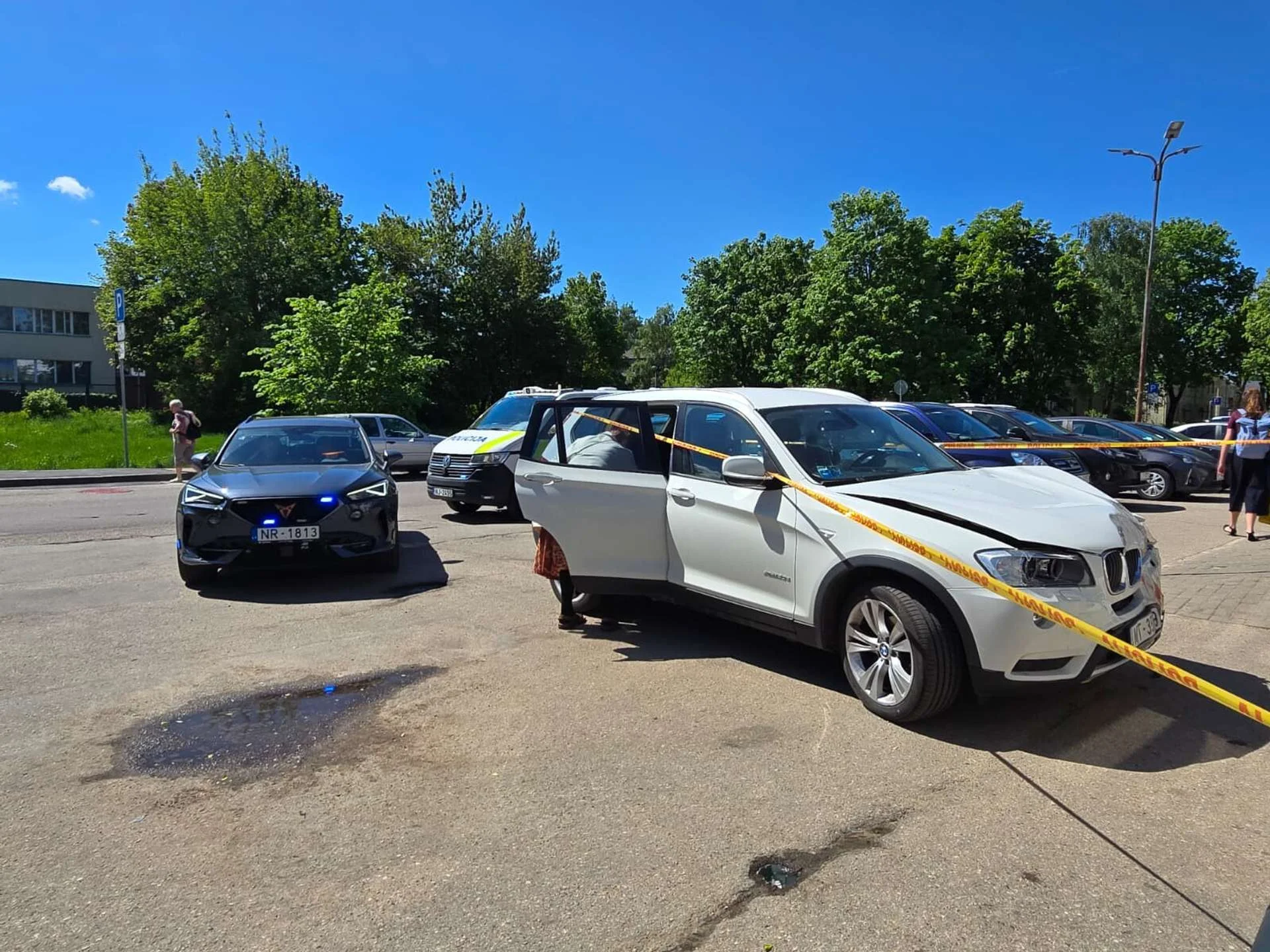 Rīgā auto ietriecas pieturā: cietuši trīs gājēji