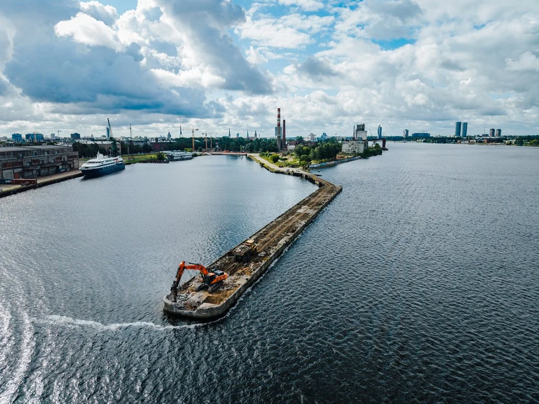 Rīgas ostā nojauc dambi, lai uzņemtu vairāk kruīza kuģu