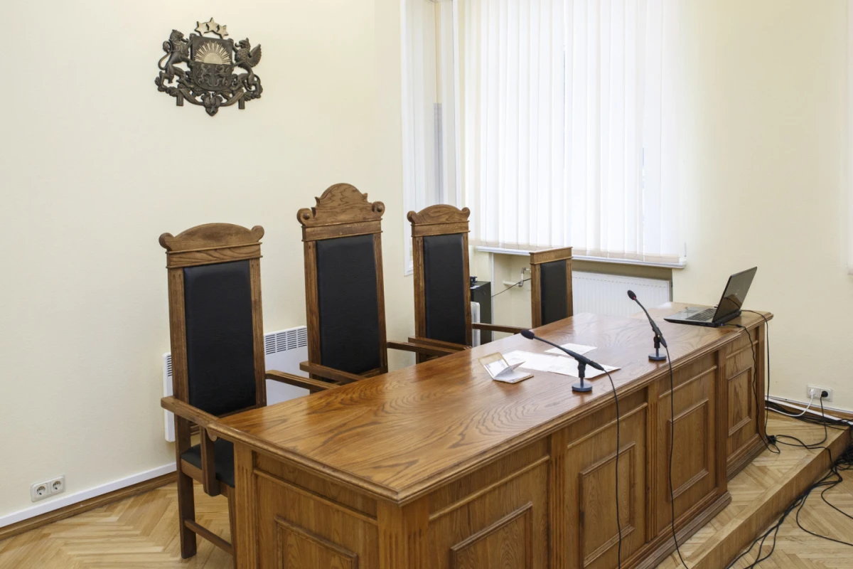 Ropažos noslīkušās meitenes lietā tiesa skata mātes atbildību
