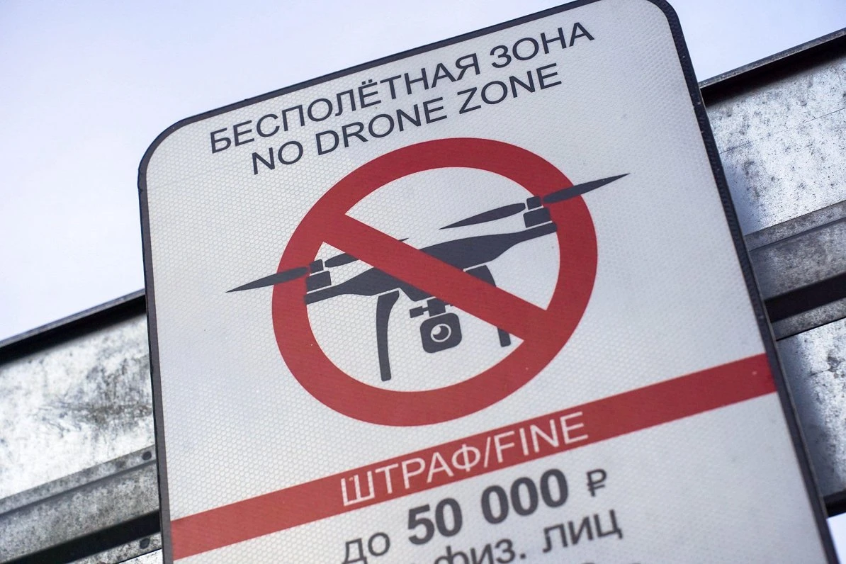 Krievija ziņo par masīvu dronu uzbrukumu un lidostu slēgšanu