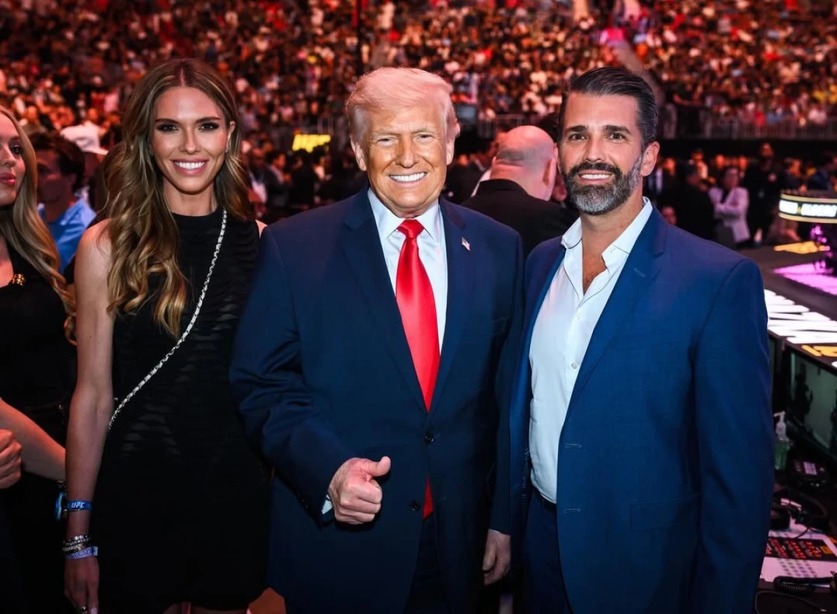 Donalds Tramps atceļ dēla kāzas ārpolitisko krīžu dēļ