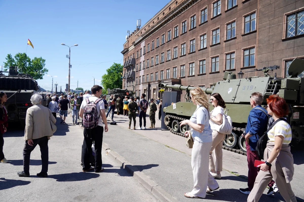 Испанские военные устроили открытый праздник в центре Риги