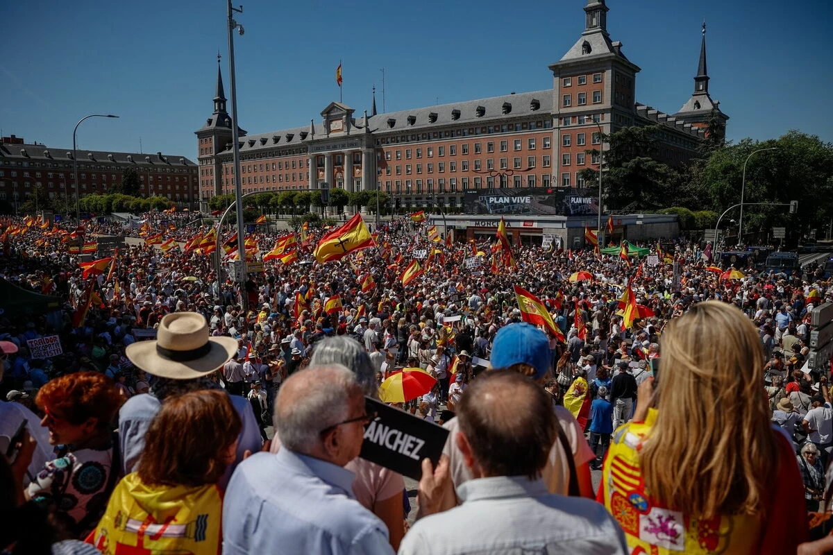 Madridē desmiti tūkstošu pieprasa Spānijas premjera atkāpšanos
