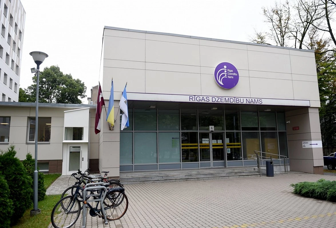 Dzemdību nams noraida pārmetumus par īpašu attieksmi pret ārzemniecēm