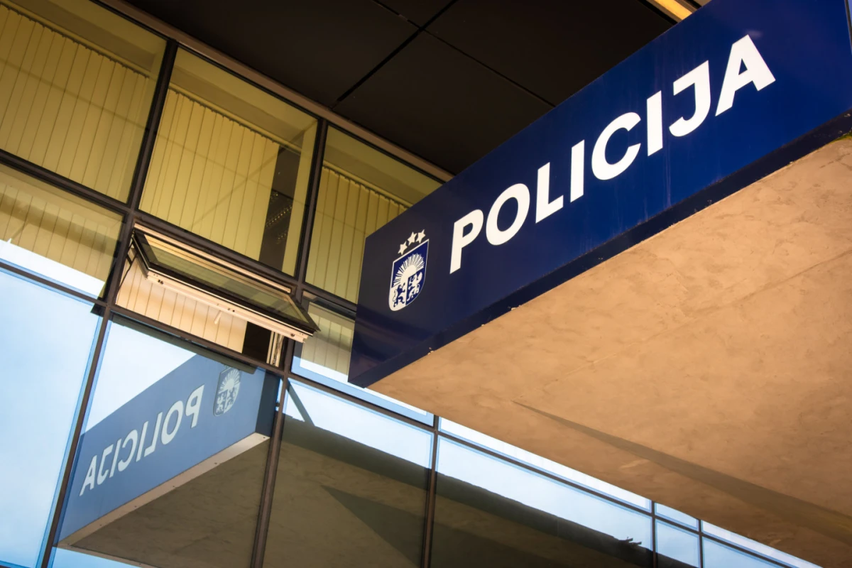 Policija meklē aculieciniekus negadījumam Rīgā, Brīvības ielā