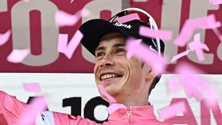 Vingegords triumfē Giro d'Italia kalnu posmā un nostiprina vadību
