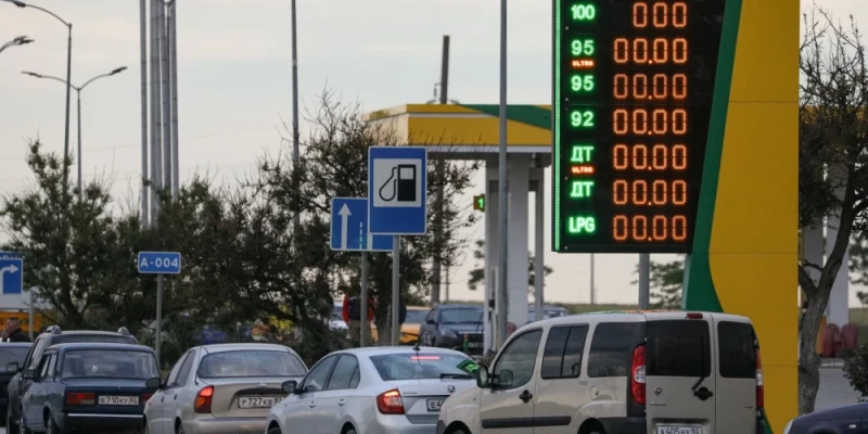 Krimā aptur benzīna tirdzniecību par naudu