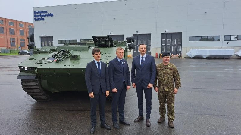 Valmierā sākta Latvijas kājnieku kaujas mašīnu Hunter ražošana