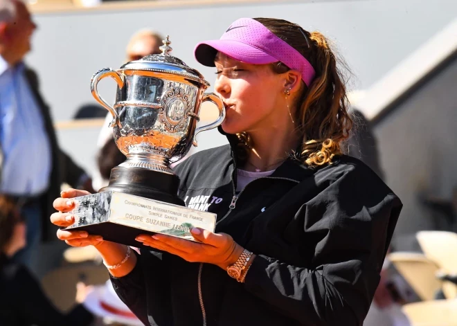 Mirra Andrejeva Parīzē izcīna pirmo Grand Slam titulu