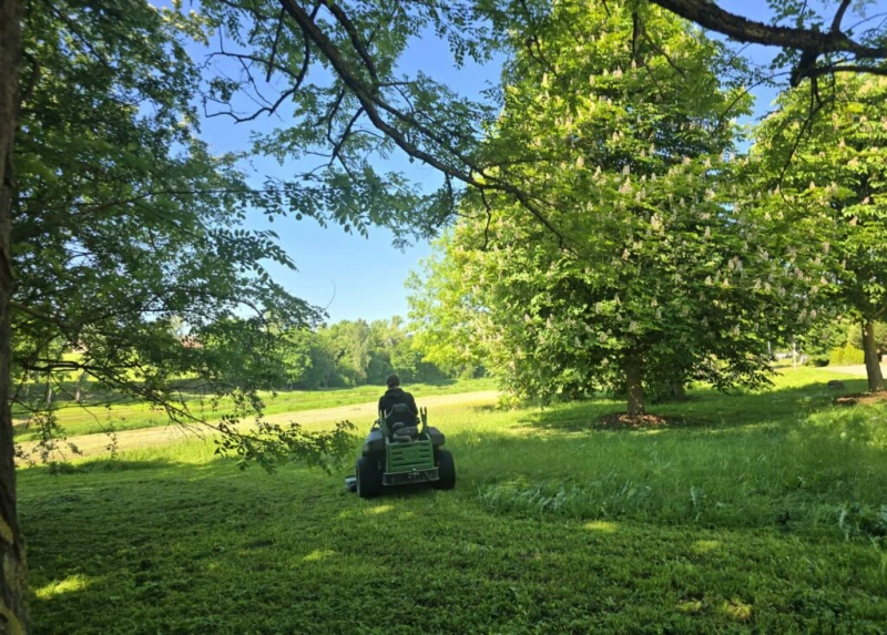 Bauska atsakās no zāles pļaušanas robotiem pilsētas teritorijās