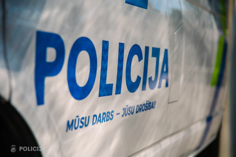 Dobelē iereibis nepilngadīgais ar mopēdu notriec gājēju