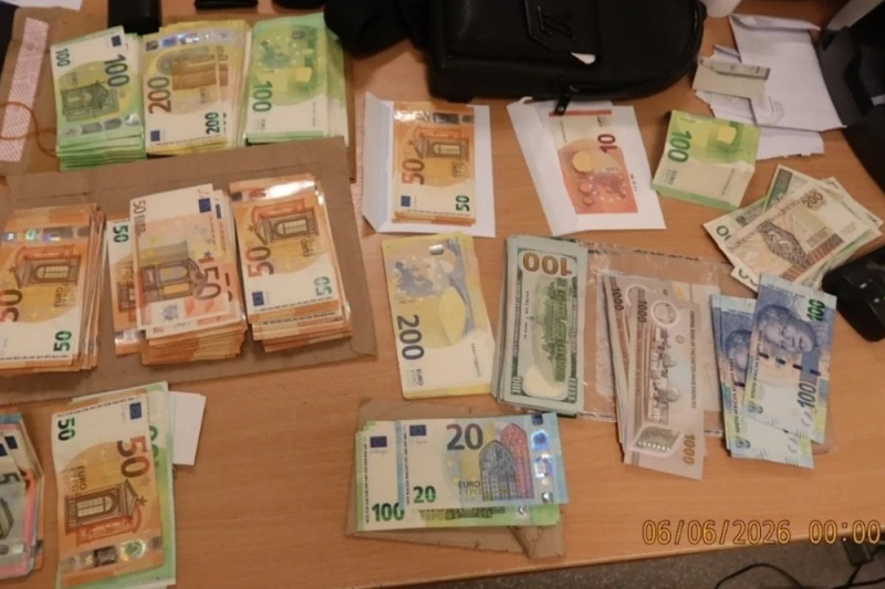Lidostā Rīga aizturēts pasažieris ar nedeklarētu naudu un rotām