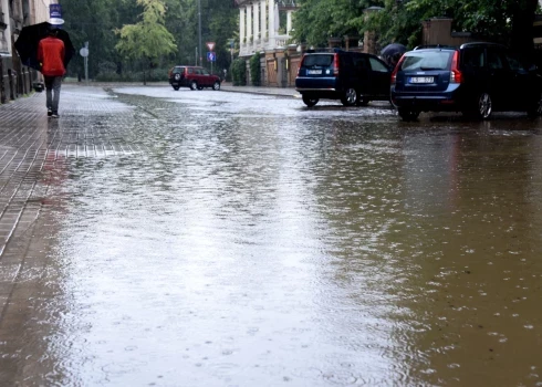 Spēcīgas lietavas Latvijā rada izskalojumus uz autoceļiem