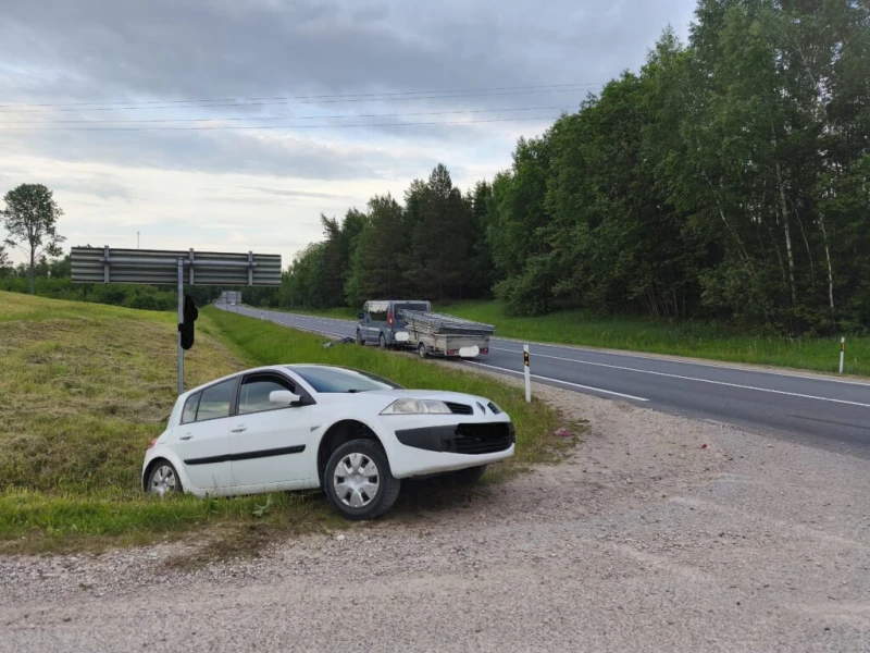 Uz Liepājas šosejas pie Kalvenes notikusi divu auto sadursme