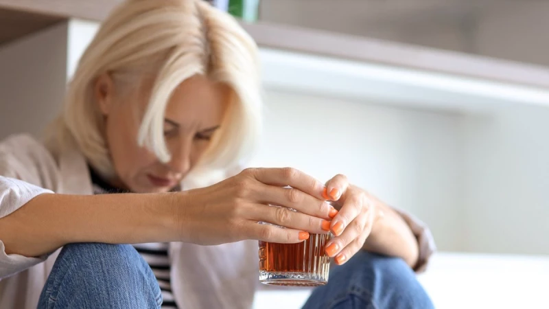 Liepājā māte atstājusi dēlu novārtā, dzīvoklī atrasts tikai alkohols