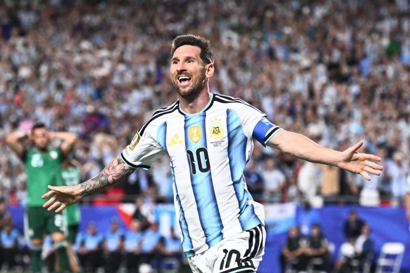 Mesi gūst trīs vārtus Argentīnas uzvarā Pasaules kausa startā
