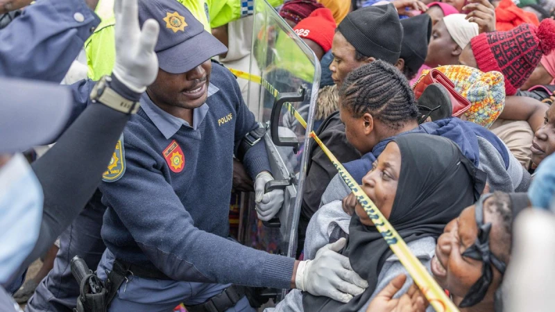 Dienvidāfrikā sadursmēs ar policiju izklīdina migrantu protestu