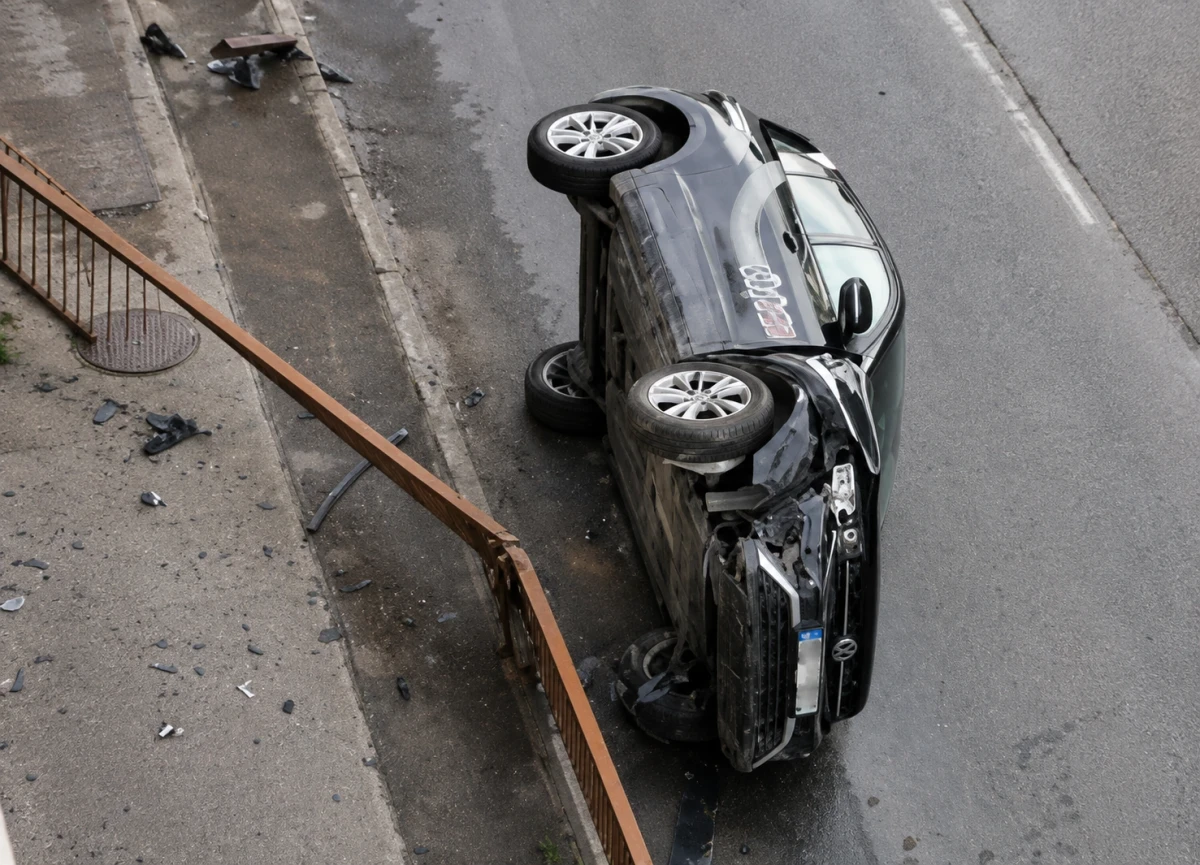 В Риге пьяный водитель перевернул авто и гладил его после ДТП
