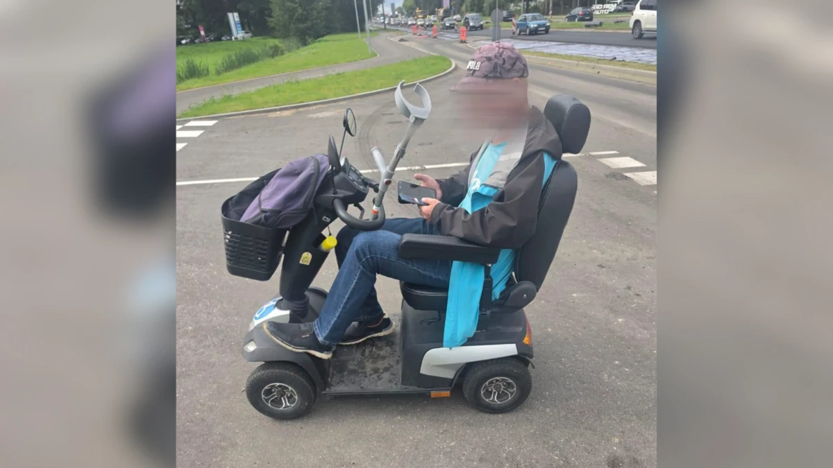 Rīgā ar 5,49 promilēm ratiņkrēslā pa Ulmaņa gatvi brauc vīrietis