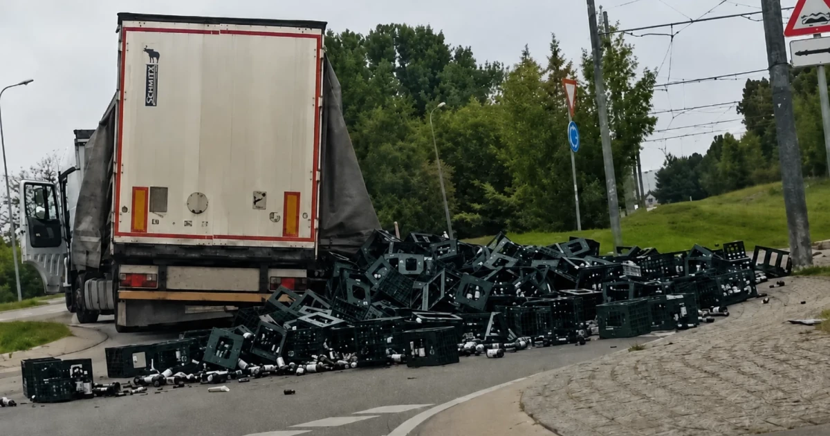 В Риге жители растащили груз пива после аварии грузовика