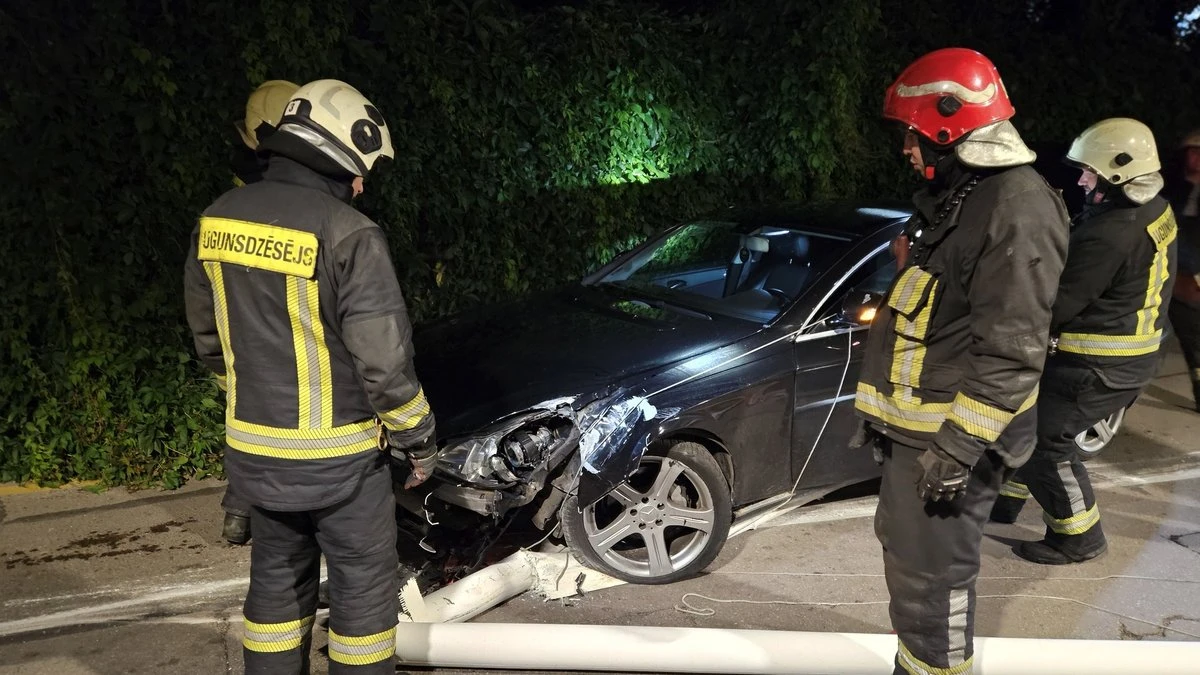 Rīgā iereibis ārvalstnieks ar auto ietriecas degvielas stacijā