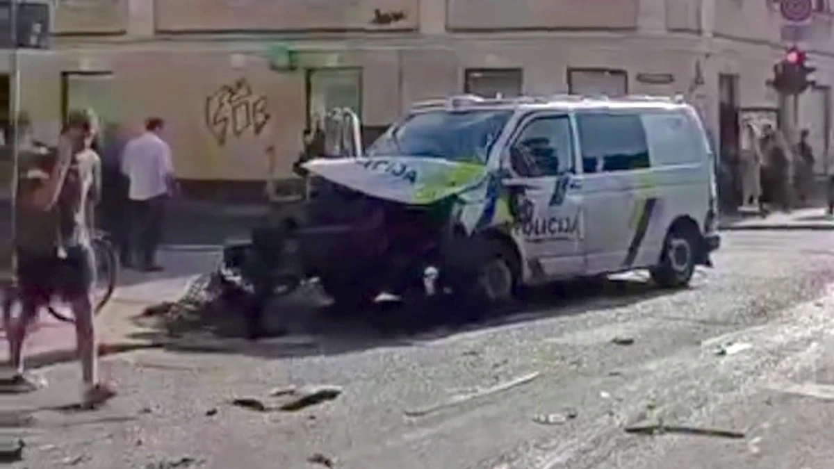 Rīgā saduras policijas auto, trolejbuss un BMW