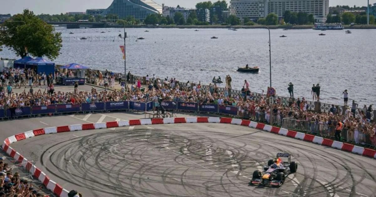 Rīgas ielās pēc Red Bull šova palikušās riepu pēdas izzudīs pašas