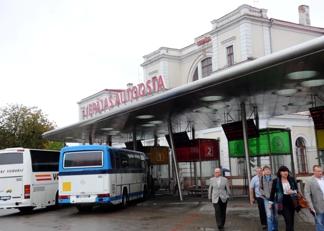 Šoferu trūkuma dēļ atcelti autobusu reisi starp Saldu un Liepāju
