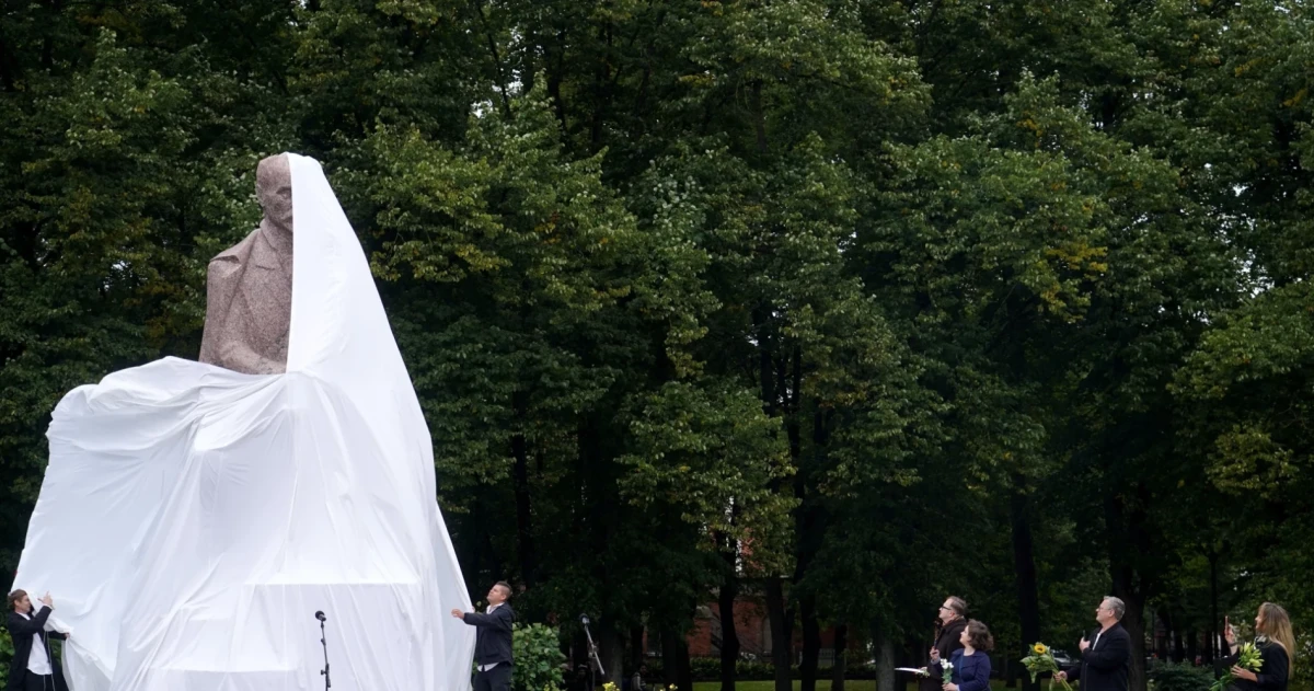 В Риге торжественно открыли памятник Райнису на Эспланаде