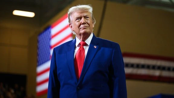Фотографии Трампа с помощницей оказались продуктом ИИ