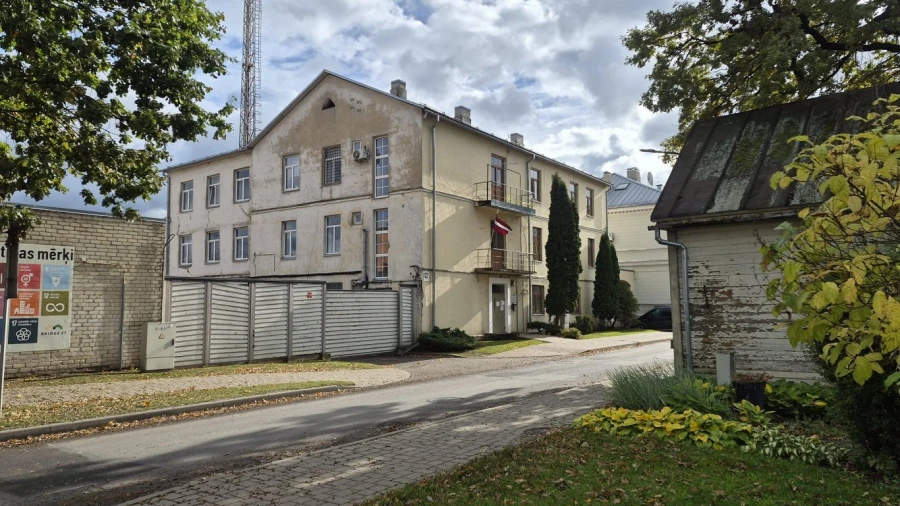 Jēkabpilī bīstamības dēļ slēdz policijas iecirkņa ēku