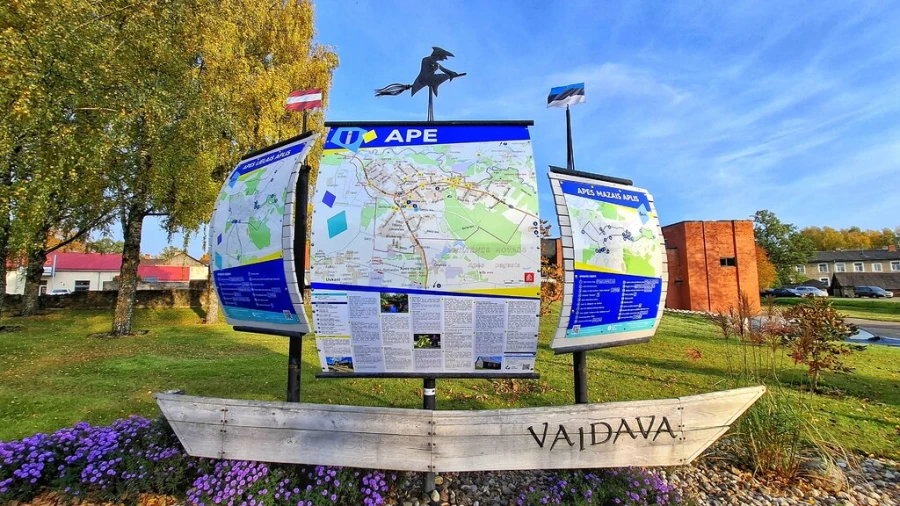 Apē atjaunots tūrisma informācijas stends ar maršrutu kartēm