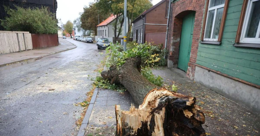 Liepājā vētra radījusi postījumus un bloķējusi ielas