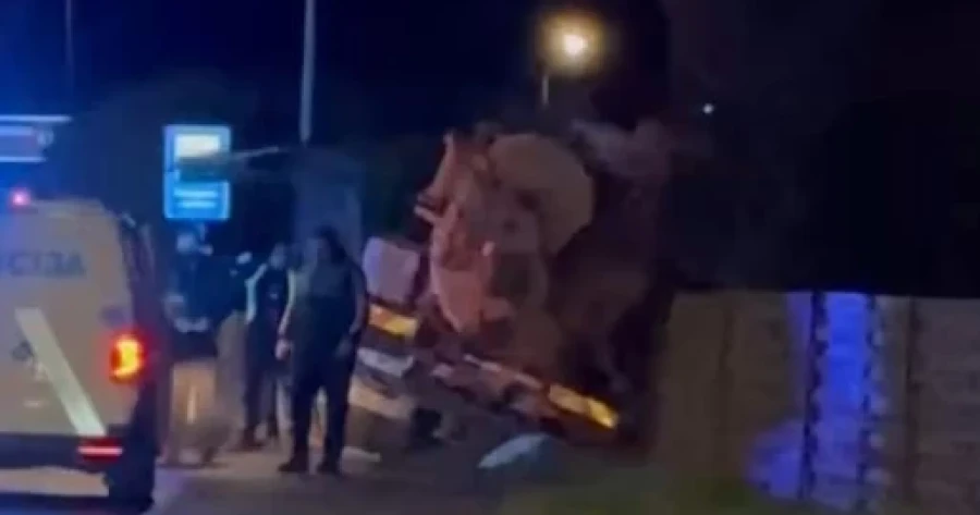 В Бабитской волости ассенизаторский грузовик врезался в забор