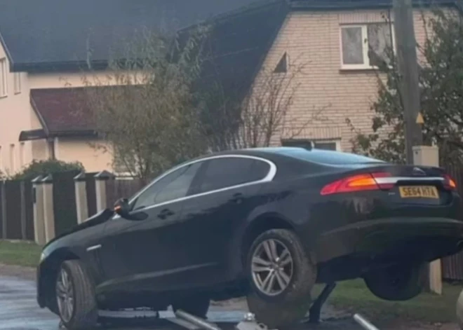Jelgavā vadītājs pēc avārijas pametis automašīnu un notikuma vietu