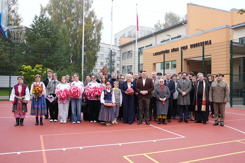 Rīgas Poļu vidusskolā atklāts jauns āra sporta komplekss